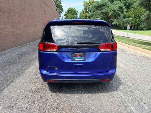 Used 2020 Chrysler Pacifica Touring-L FWD image 4