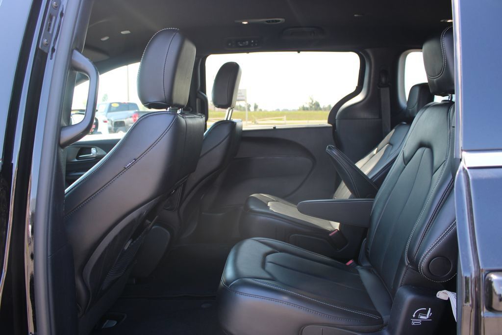 Used 2025 Chrysler Pacifica Select FWD image 24