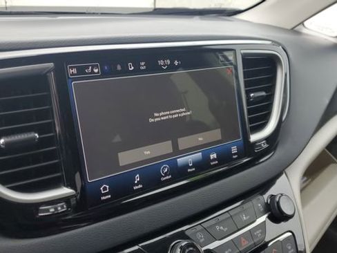 Certified 2024 Chrysler Pacifica Touring-L image 15