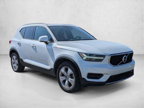 Used 2022 Volvo XC40 T4 Momentum FWD image 3