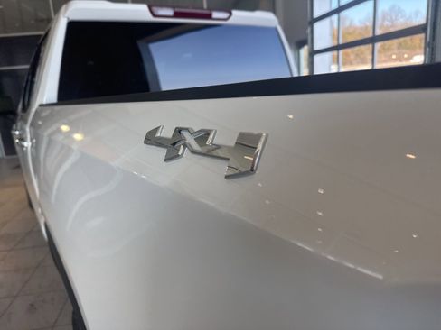 Used 2025 GMC Sierra 1500 SLT image 13