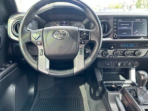 Certified 2022 Toyota Tacoma TRD Off-Road AWD/4WD image 14