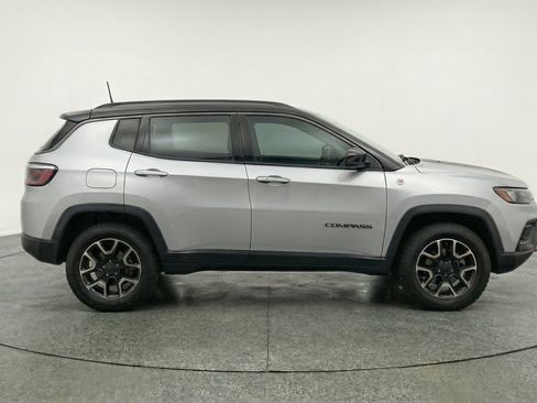 Used 2025 Jeep Compass Trailhawk AWD/4WD image 11