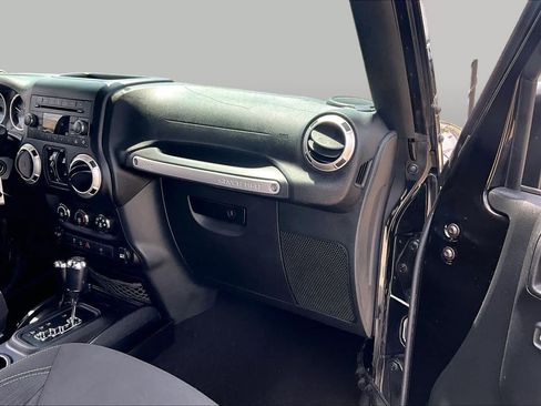 Used 2017 Jeep Wrangler Unlimited Sahara w/ Connectivity Group AWD/4WD image 17