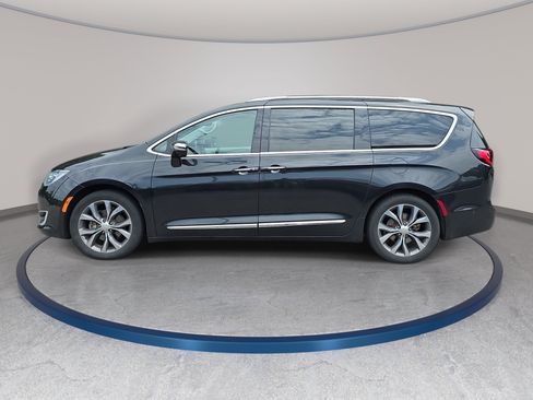 Used 2017 Chrysler Pacifica Limited FWD image 3