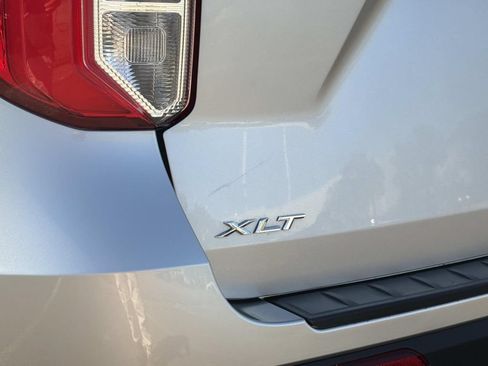 Used 2024 Ford Explorer XLT RWD image 9