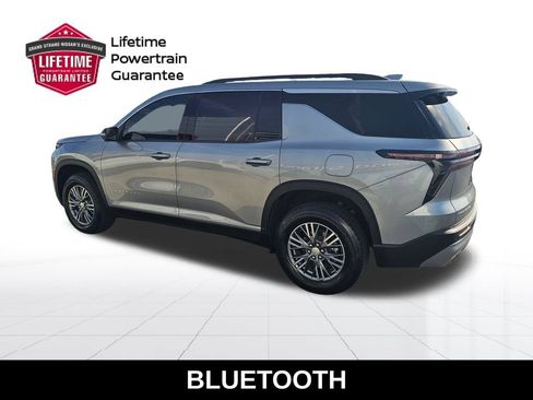 Used 2025 Chevrolet Traverse LT w/ Driver Confidence Package FWD image 3