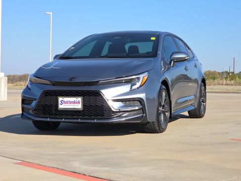 Used 2025 Toyota Corolla SE FWD image 3