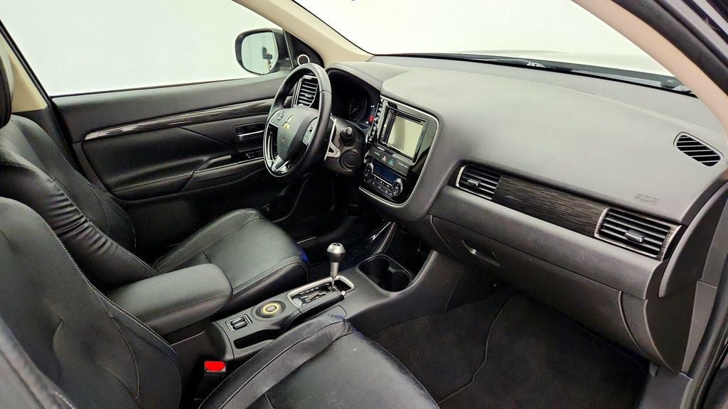 Used 2016 Mitsubishi Outlander GT AWD/4WD image 24