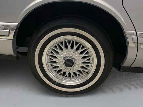 Used 1994 Lincoln Town Car Signature RWD image 16