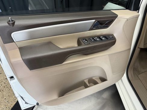 Used 2012 Volkswagen Routan SE image 18