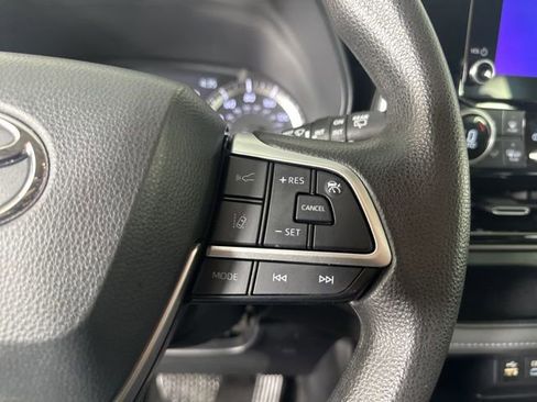 Used 2023 Toyota Highlander L image 13