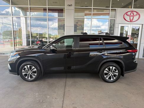 Used 2023 Toyota Highlander XLE AWD/4WD image 2