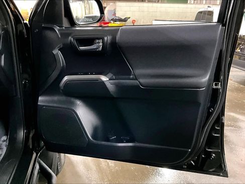 Used 2018 Toyota Tacoma TRD Off-Road w/ Technology Package image 23