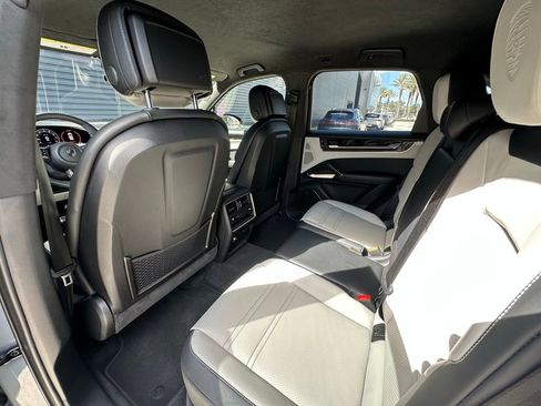 Certified 2025 Porsche Cayenne Turbo AWD/4WD image 35