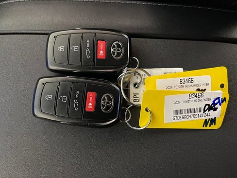 Used 2024 Toyota Highlander Platinum image 24