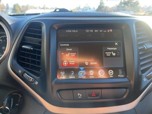 Used 2018 Jeep Cherokee Latitude AWD/4WD image 23