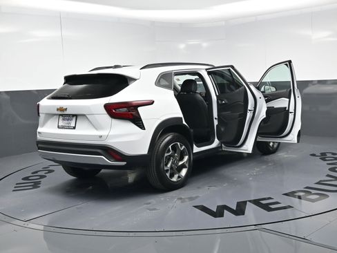 Certified 2025 Chevrolet Trax LT w/ Driver Confidence Package image 25