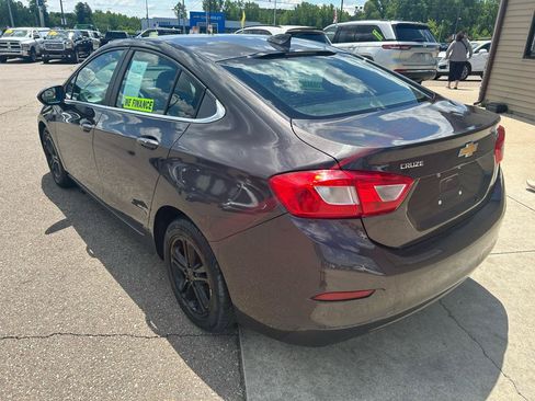 Used 2017 Chevrolet Cruze LT w/ Convenience Package FWD image 7