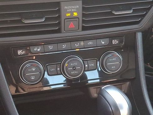 Used 2021 Volkswagen Jetta SE w/ SE Cold Weather Package image 17