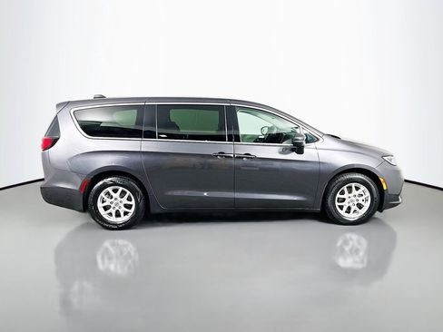 Used 2023 Chrysler Pacifica Touring-L FWD image 4