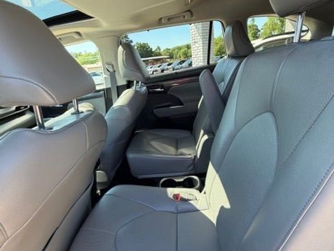 Used 2022 Toyota Highlander Limited image 16