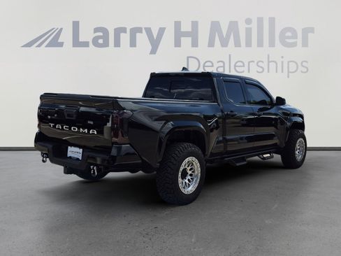 Used 2025 Toyota Tacoma SR5 AWD/4WD image 5