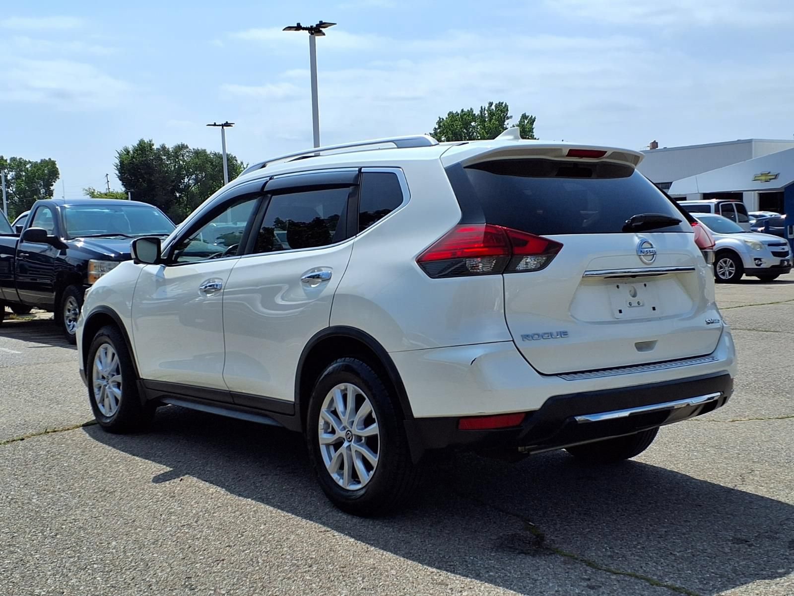 Used 2017 Nissan Rogue SV AWD/4WD image 7