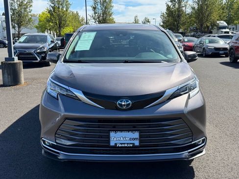 Used 2021 Toyota Sienna Limited AWD/4WD image 3