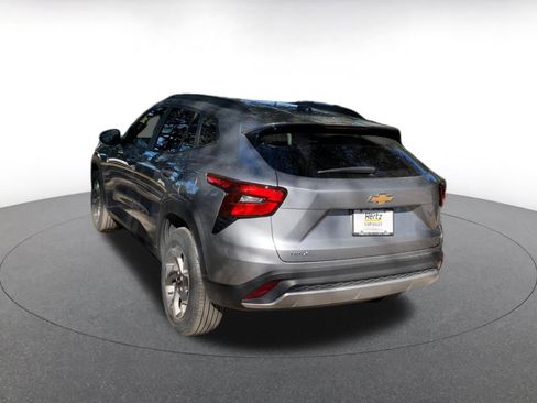 Used 2025 Chevrolet Trax LT w/ LT Convenience Package image 5