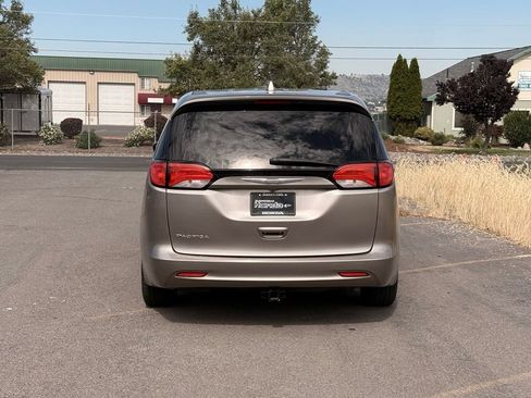 Used 2017 Chrysler Pacifica Touring w/ Tire & Wheel Group FWD image 4