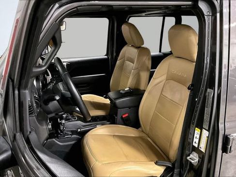 Used 2018 Jeep Wrangler Unlimited Sahara AWD/4WD image 26