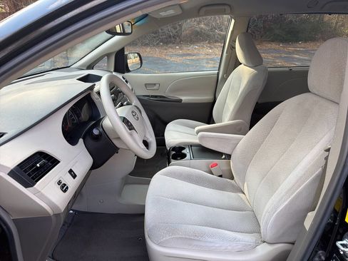 Used 2011 Toyota Sienna LE image 20