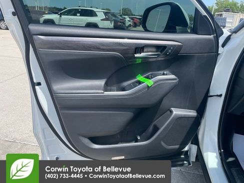 Used 2023 Toyota Highlander Platinum AWD/4WD image 18