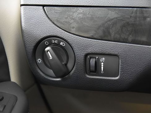 Used 2018 Dodge Grand Caravan SE w/ UConnect Hands-Free Group image 21