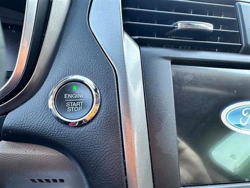 Used 2017 Ford Fusion SE w/ Fusion SE Technology Package image 16