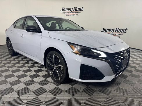 Used 2023 Nissan Altima 2.5 SR AWD/4WD image 6