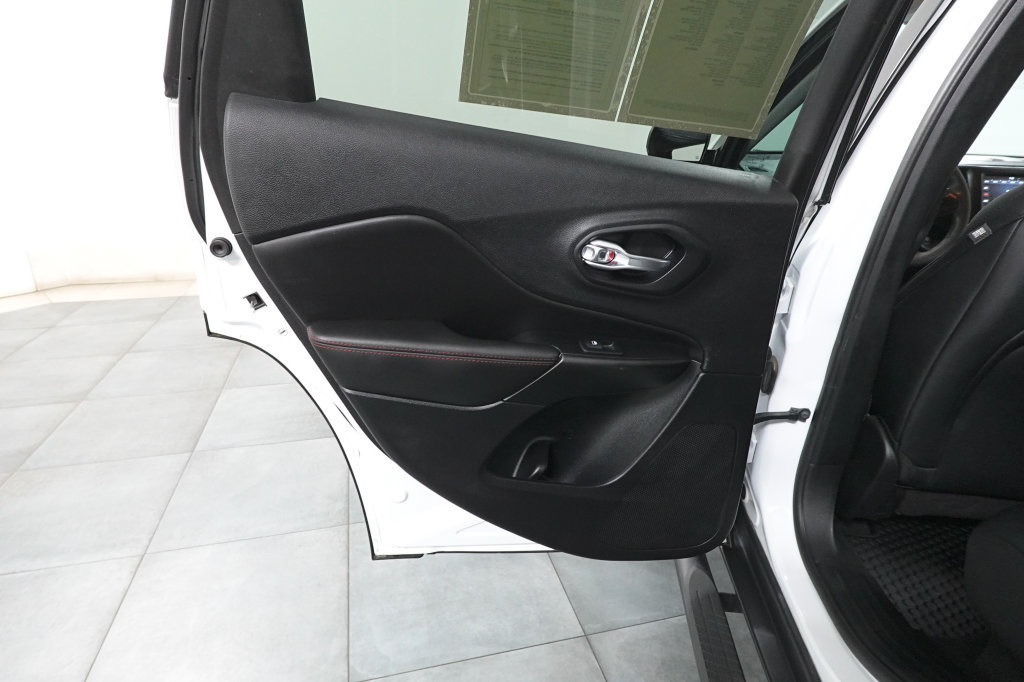 Used 2022 Jeep Cherokee Trailhawk AWD/4WD image 24