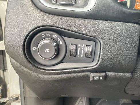 Used 2021 Jeep Renegade Latitude FWD image 16