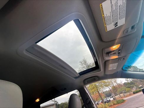 Used 2017 Toyota Sienna XLE image 13