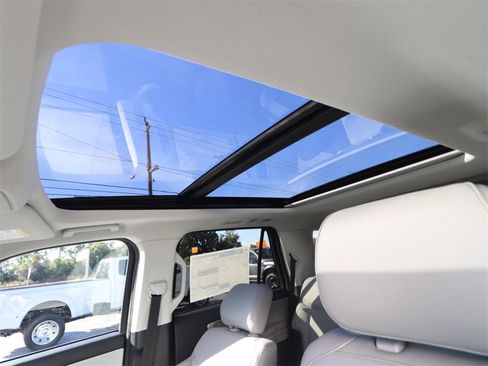 New 2025 Ford Expedition Active image 5