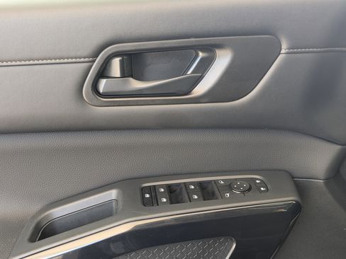 Used 2024 Nissan Pathfinder SV image 15