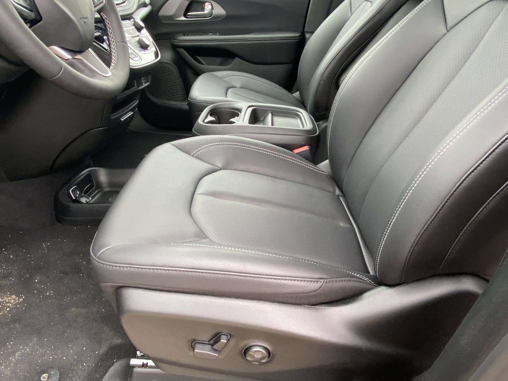 New 2027 Chrysler Pacifica Select FWD image 11