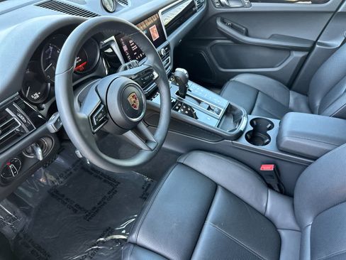 Certified 2025 Porsche Macan AWD/4WD image 4