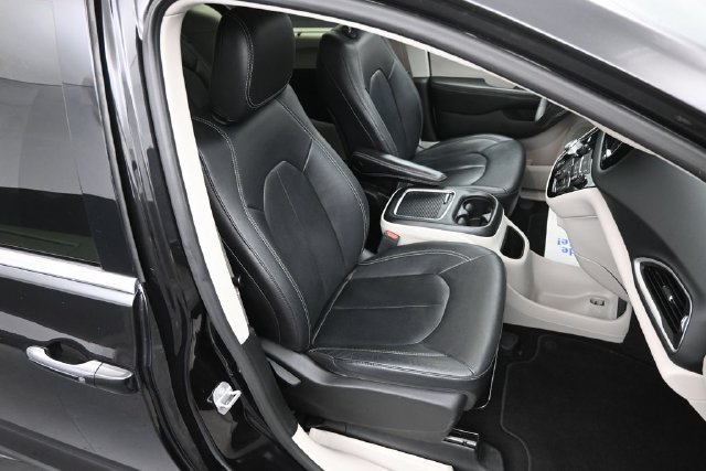 Used 2022 Chrysler Pacifica Touring-L FWD image 11