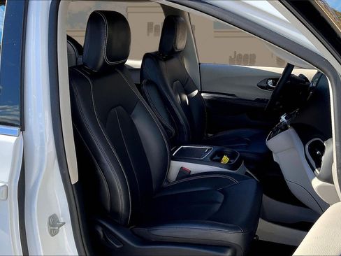 Certified 2024 Chrysler Pacifica Touring-L image 7