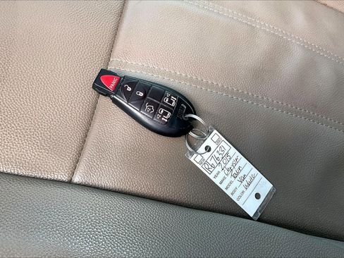 Used 2015 Chrysler Town & Country Touring image 11