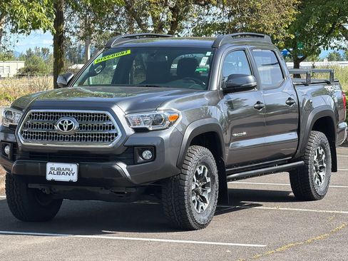 Used 2017 Toyota Tacoma TRD Off-Road AWD/4WD image 8