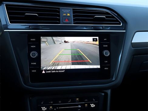 Used 2022 Volkswagen Tiguan SE w/ Panoramic Sunroof Package image 24