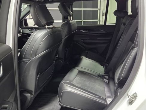 Used 2023 Jeep Grand Cherokee Altitude AWD/4WD image 6